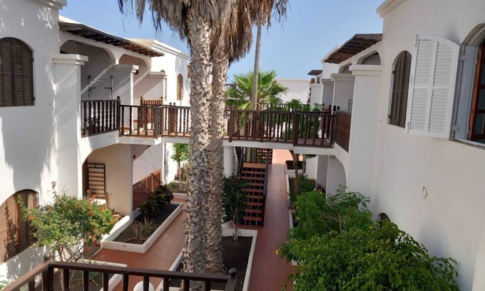Playa Honda Apartment | Holiday Apartment 'Playa Honda Holiday Home' with Shared Garden, Balcony and Wi-Fi