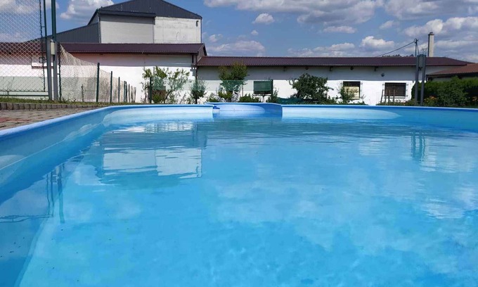 Sec Apartment | Holiday apartment With Wifi, well-kept garden, tennis court and pool