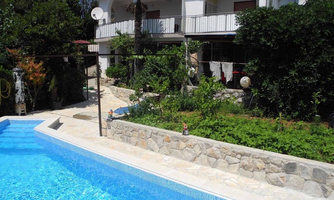 Selce Apartment | Holiday apartment with outdoor pool just 30 meters from the beach