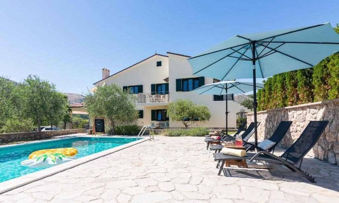 Jurandvor Apartment | Holiday apartment with shared swimming pool