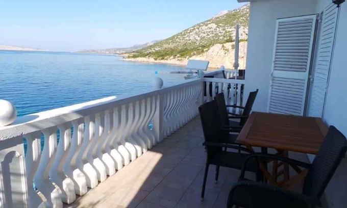 Karlobag Apartment | Holiday apartment with terrace near the sea