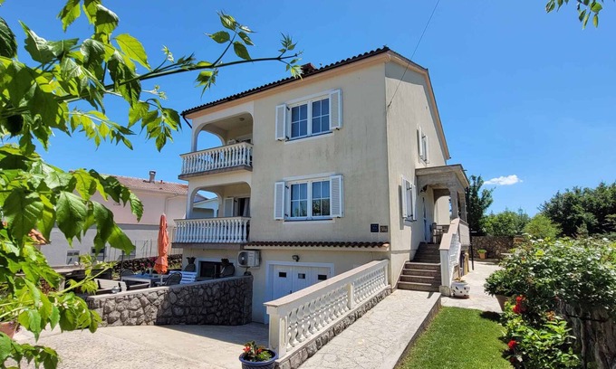 Sveti Anton Apartment | Holiday apartment with air conditioning and WLAN