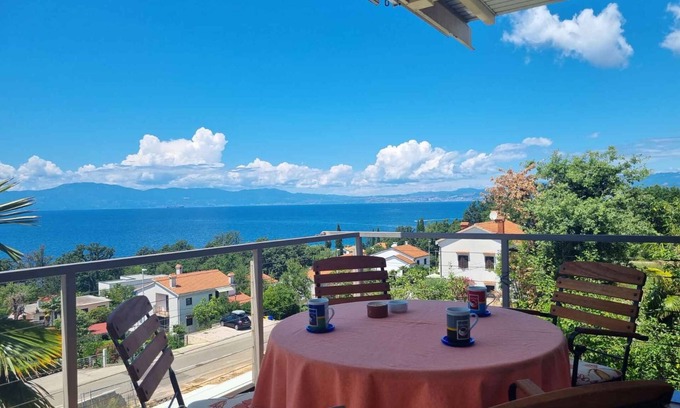 Njivice Apartment | Holiday apartment with terrace and balcony overlooking the sea