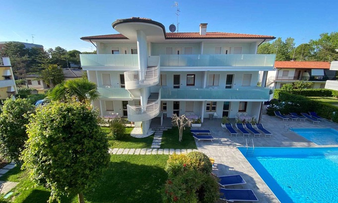 Bibione Apartment | Holiday apartment with communal pool and air conditioning