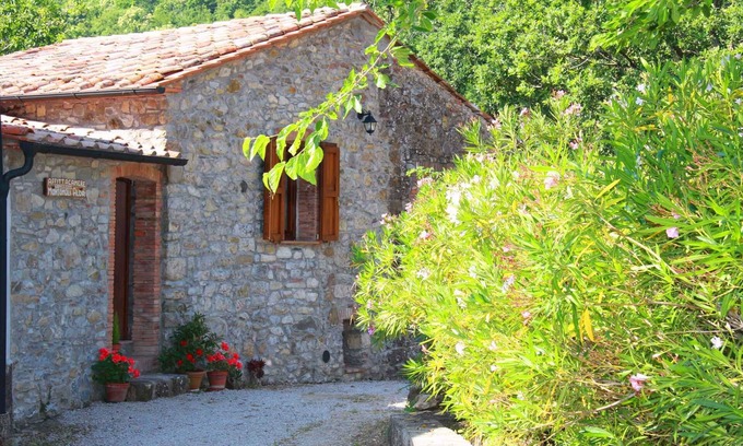 Montieri Apartment | Holiday apartment with a terrace and parking