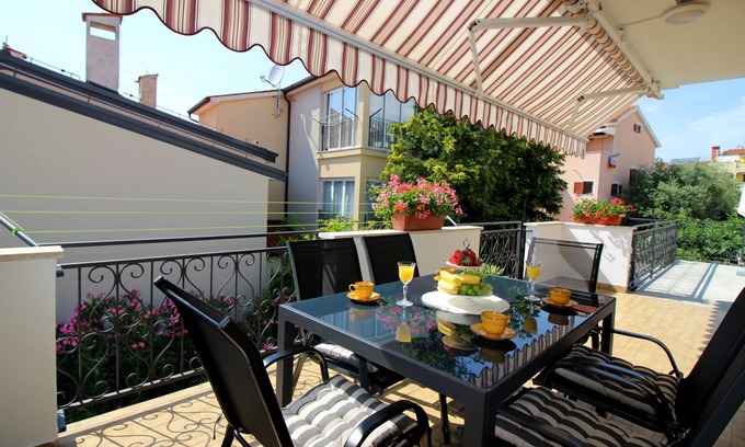 Porec Apartment | Holiday apartment with large balcony