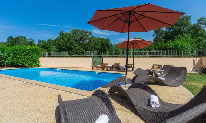 Cervar Apartment | Holiday apartment with pool, only 200m from the beach