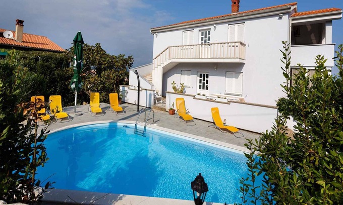 Salatic Apartment | Holiday apartment with pool