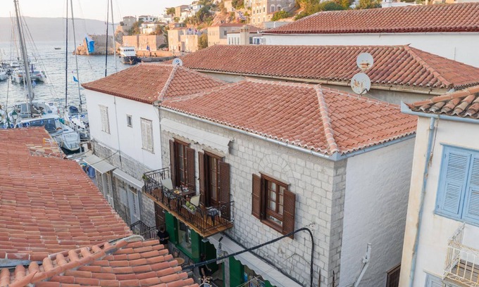 Hydra Apartment | Holiday apartment with view of the water