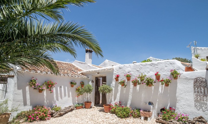 Villanueva del Trabuco Apartment | Holiday home "El granero mountain cottage" with communal pool and WiFi