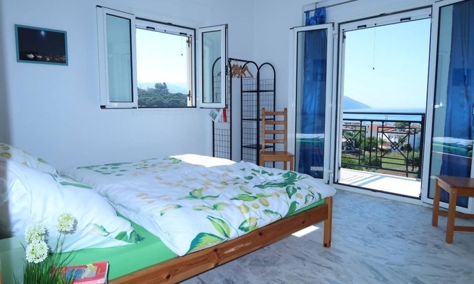 Foinikounta Apartment | Holiday flat with a view of the water