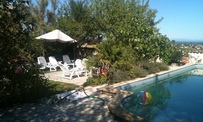 La Chapelle-de-Guinchay Cottage | holiday park vines pool jacuzzi sauna steam room in beautiful park