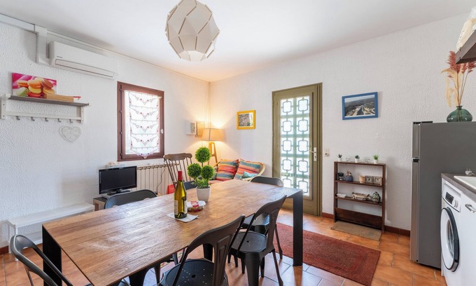 Saint-Hilaire-d'Ozilhan House | Holiday Home 'L'oustalet' with Private Terrace, Wi-Fi and Air Conditioning