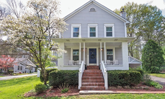 Crestwood House | Holiday Getaway ~ Hot Tub + Family-Friendly