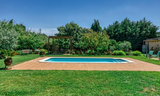 Torroella de Montgri House | Holiday Home 'Castell del Montgrí' with Mountain Views, Pool and Wi-Fi