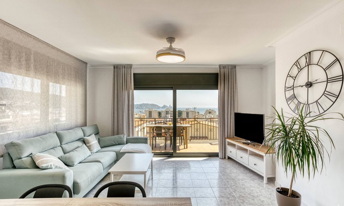 L'Estartit House | Holiday Home 'Casa Con Vistas A Las Illes Medes' with Sea View, Wi-Fi and Air Conditioning