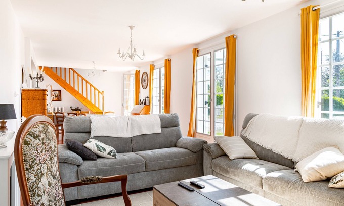 Coulounieix-Chamiers House | Holiday Home 'La Parenthèse Enchantée' with Private Terrace, Private Garden and Wi-Fi