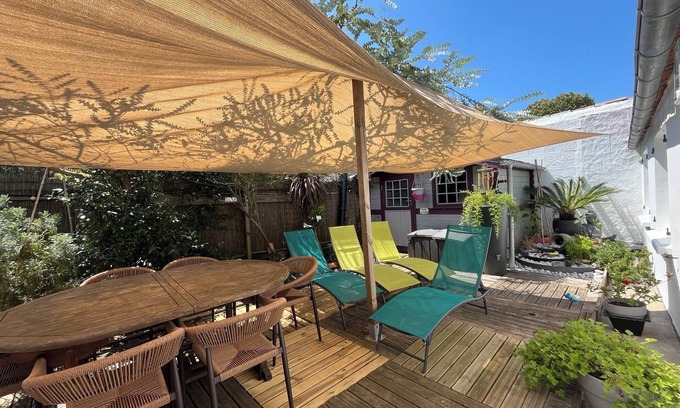 Le Chateau-d'Oleron House | Holiday Home 'Au Coeur Du Fief Naton' with Private Terrace and Private Garden