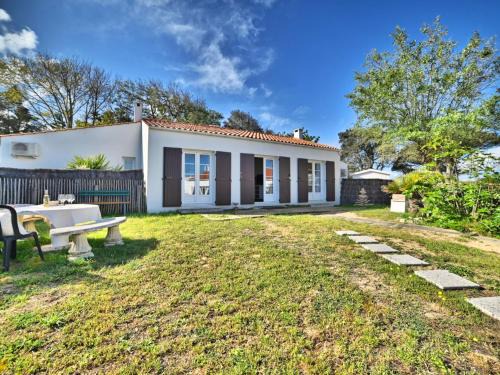 Saint-Pierre-d'Oleron House | Holiday Home Les Cariatides by Interhome