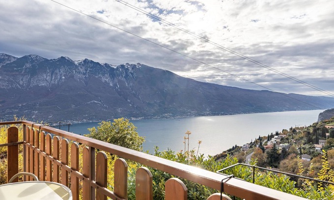 Pieve House | Holiday Home 'Casa Elena' with Lake View, Private Garden and Wi-Fi