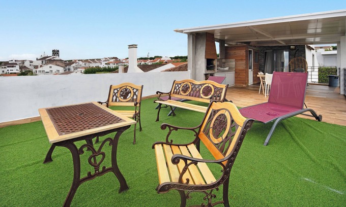Lagoa House | Holiday Home 'Alojamento Lagoa' with Sea View, Balcony and Wi-Fi