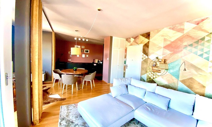 Zentrum Apartment | Holiday Home 'Am Schloßteich' with Private Terrace and Wi-Fi