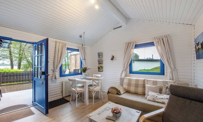 Muritz House | Holiday Home 'Am Seeufer' with Lake View, Private Terrace and Private Garden