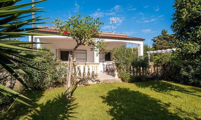 Torre Lapillo House | Holiday Home 'Aurea Retreat Lux' with Private Garden, Wi-Fi and Air Conditioning