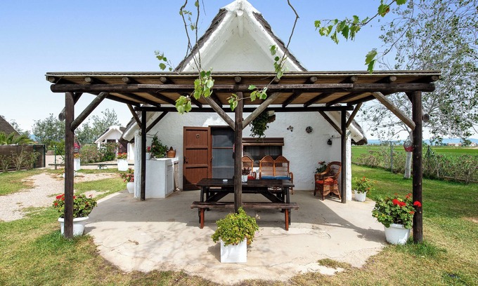 Deltebre House | Holiday Home 'Barraca Gran' with Lake View, Private Pool and Wi-Fi