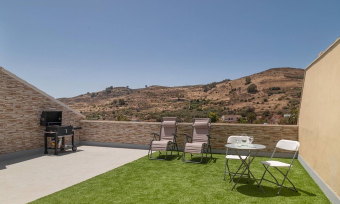 La Solana House | Holiday Home 'Buena Vista House' with Mountain View, Private Terrace and Wi-Fi