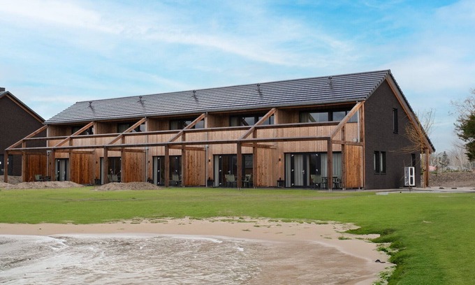 Nieuwvliet House | Holiday home by water for up to 4 people