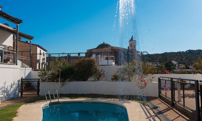 El Castillo de las Guardas House | Holiday Home 'Casa Castillo De Las Guardas' with Mountain View, Wi-Fi and Air Conditioning