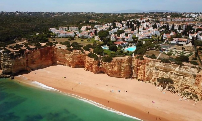 Alporchinhos House | Holiday Home 'Casa Da Rocha' with Shared Pool, Wi-Fi and Air Conditioning