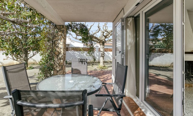 L'Escala House | Holiday Home "Casa Dalies" with Garden, Terrace and Wi-Fi
