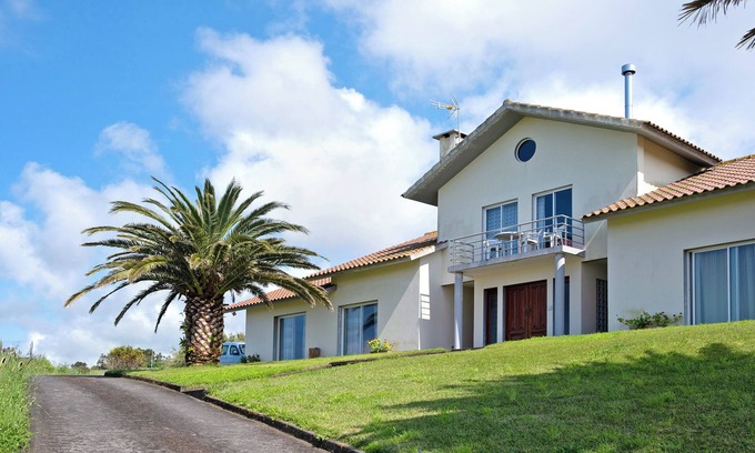 Achadinha House | Holiday Home 'Casa Do Monte' with Sea View, Shared Garden and Wi-Fi