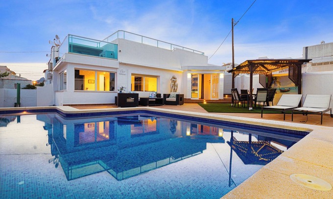 L'Alfas del Pi House | Holiday Home 'Casa Blanca Spaniahome' with Private Pool, Wi-Fi and Air Conditioning