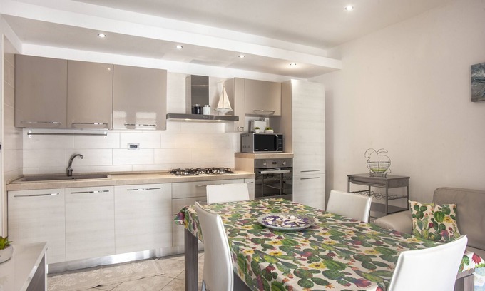 Sarroch House | Holiday Home Casa Vacanze Giulia e Elisa close to the Beach with Garden & Wi-Fi