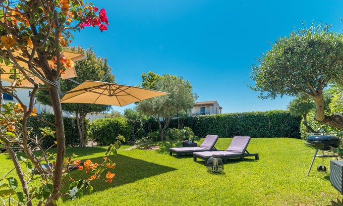 Case Peschiera-Lu Fraili House | Holiday Home Casa Le Suisse with Wi-Fi, Terrace & Garden