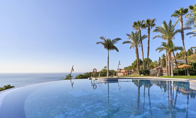 Velilla-Taramay House | Holiday Home 'Casa Palmeras' with Sea Views, Wi-Fi and Air Conditioning