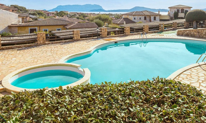 Pittulongu House | Holiday Home 'Casa Vacanze Lo Squalo' with Wi-Fi and Air Conditioning