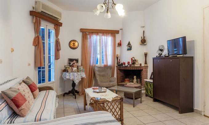 Tinos House | Holiday Home 'Charmante' with Mountain View, Wi-Fi and Air Conditioning