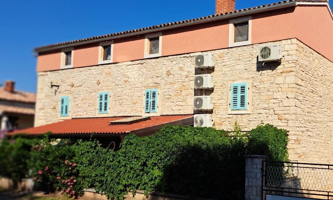 Muntic House | Holiday home Eti and Mia , 13 persones, piscine