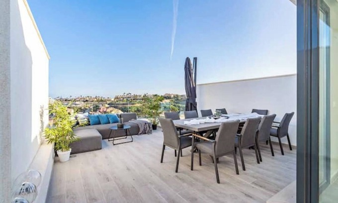 Fuengirola House | Holiday Home 'Fantastic Townhouse Near The Beach' with Sea View, Wi-Fi and Air Conditioning