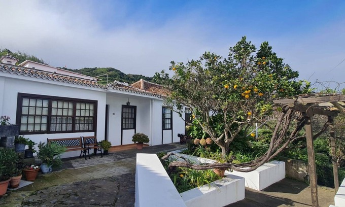 Villa de Mazo House | Holiday Home "Finca Monterrey" with Mountain View, Private Terraces & Wi-Fi