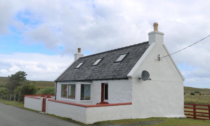 Bornesketaig House | Holiday Home Flo Anndra by Interhome