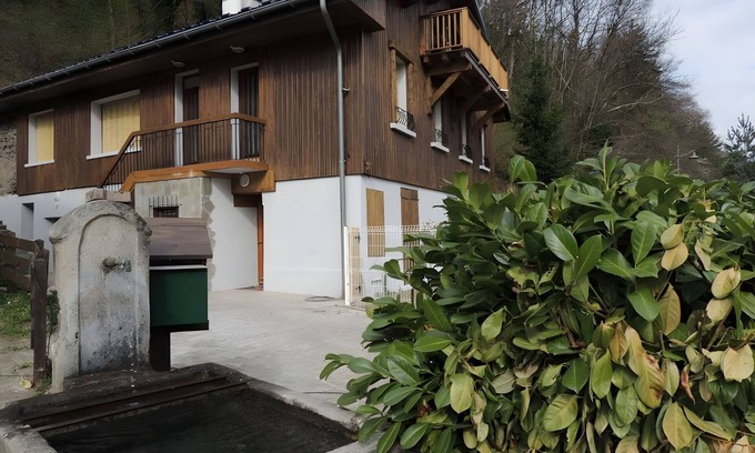 Aigueblanche Apartment | Holiday Home 'Aigueblanche' with Mountain View and Wi-Fi