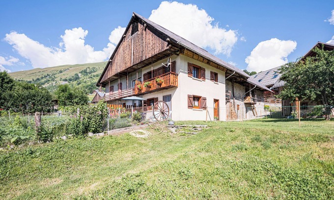 Saint-Jean-d'Arves House | Holiday Home 'Pré-vernay' with Mountain View, Private Terrace and Shared Garden