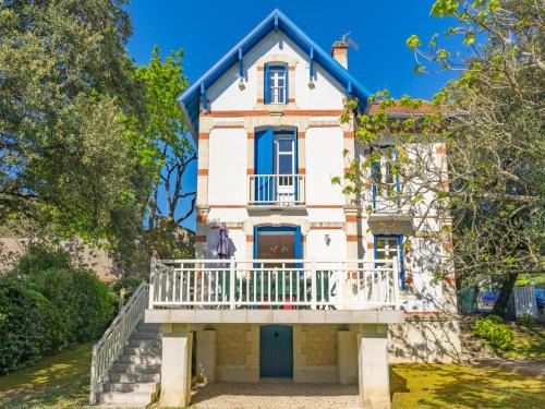 Saint-Palais-sur-Mer House | Holiday Home Jeanne d'Arc-1 by Interhome