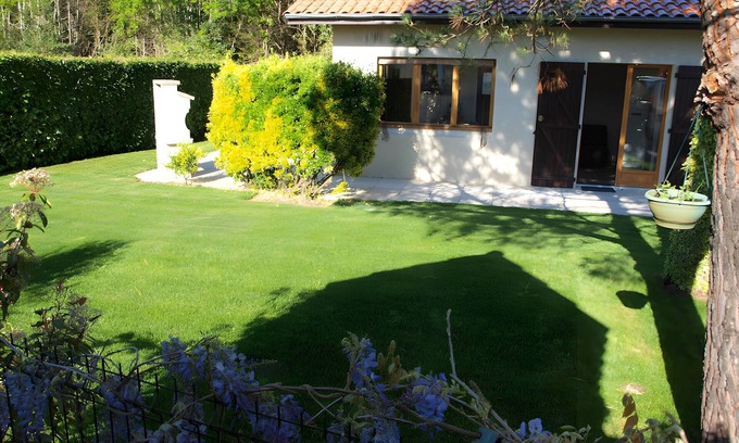 Sanguinet House | Holiday Home 'Gîte 1 Lac Nature Piscine' with Shared Pool, Wi-Fi and Air Conditioning