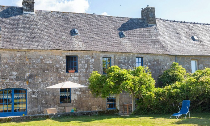 Briec House | Holiday Home 'Gîte De Kerho' with Private Garden and Wi-Fi